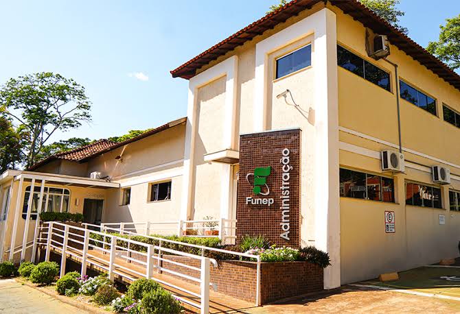 Prédio da Administração da FUNEP, com rampa de acesso e jardim em frente